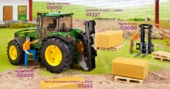 Galeria: 03050 ciągnik rolniczy John Deere z założonym 02337 podnośnikiem do palet oraz figurki ludzików i 02343 bele słomy 