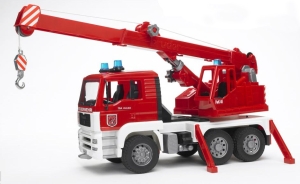 02770 BRUDER MAN TGA straż pożarna z dźwigiem, światłami i sygnałami