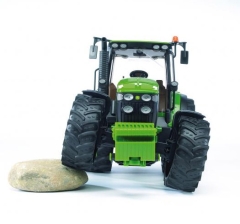 03055 BRUDER Ciągnik rolniczy John Deere 7930 z terenowym zawieszeniem przednich kół