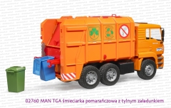 02760 BRUDER MAN TGA śmieciarka pomarańczowa z tylnym załadunkiem - podczas załadunku kosza