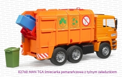 02760 BRUDER MAN TGA śmieciarka pomarańczowa z tylnym załadunkiem - podczas wysypywania śmieci z kosza