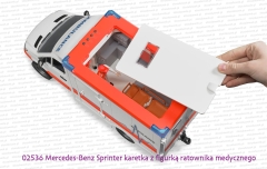 02536 BRUDER Mercedes Benz Sprinter karetka + figurka ratownika - dach w trakcie zakładania