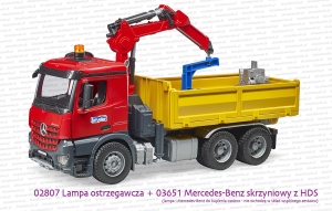 02807 BRUDER Lampa ostrzegawcza (kogut) z wymiennymi kloszami oraz 03651 Mercedes-Benz skrzyniowy z HDS. Obie zabawki do kupienia osobno - nie wchodzą w skład wspólnego zestawu.