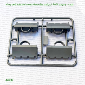 42037 BRUDER Kliny pod koła do lawet 02675 i 02504 - 4 szt.