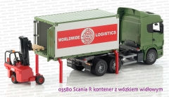 Bruder 03580 Scania R kontener z wózkiem widłowym i dwiema paletami - trwa załadunek, kontener stoi na własnych podporach