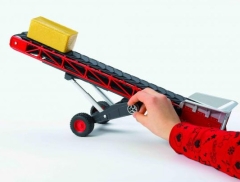 Bruder taśmociąg z belą słomy