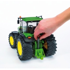 03055 BRUDER Ciągnik rolniczy John Deere 7930 z regulowanym położeniem tylnego haka