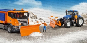 Bruder - 02582 lemiesz duży oraz 03585 Scania piaskarka, 03020 ciągnik New Holland i figurki