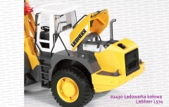 02430 BRUDER Ładowarka Liebherr L 574 z otwartą maską od silnika